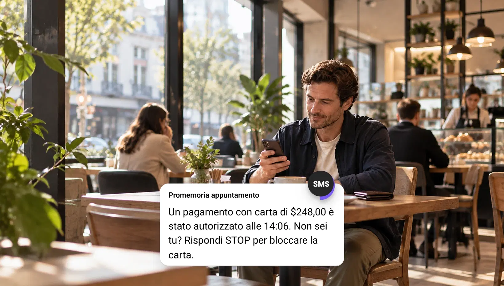 Cliente che inserisce un codice SMS monouso per verificare un nuovo account