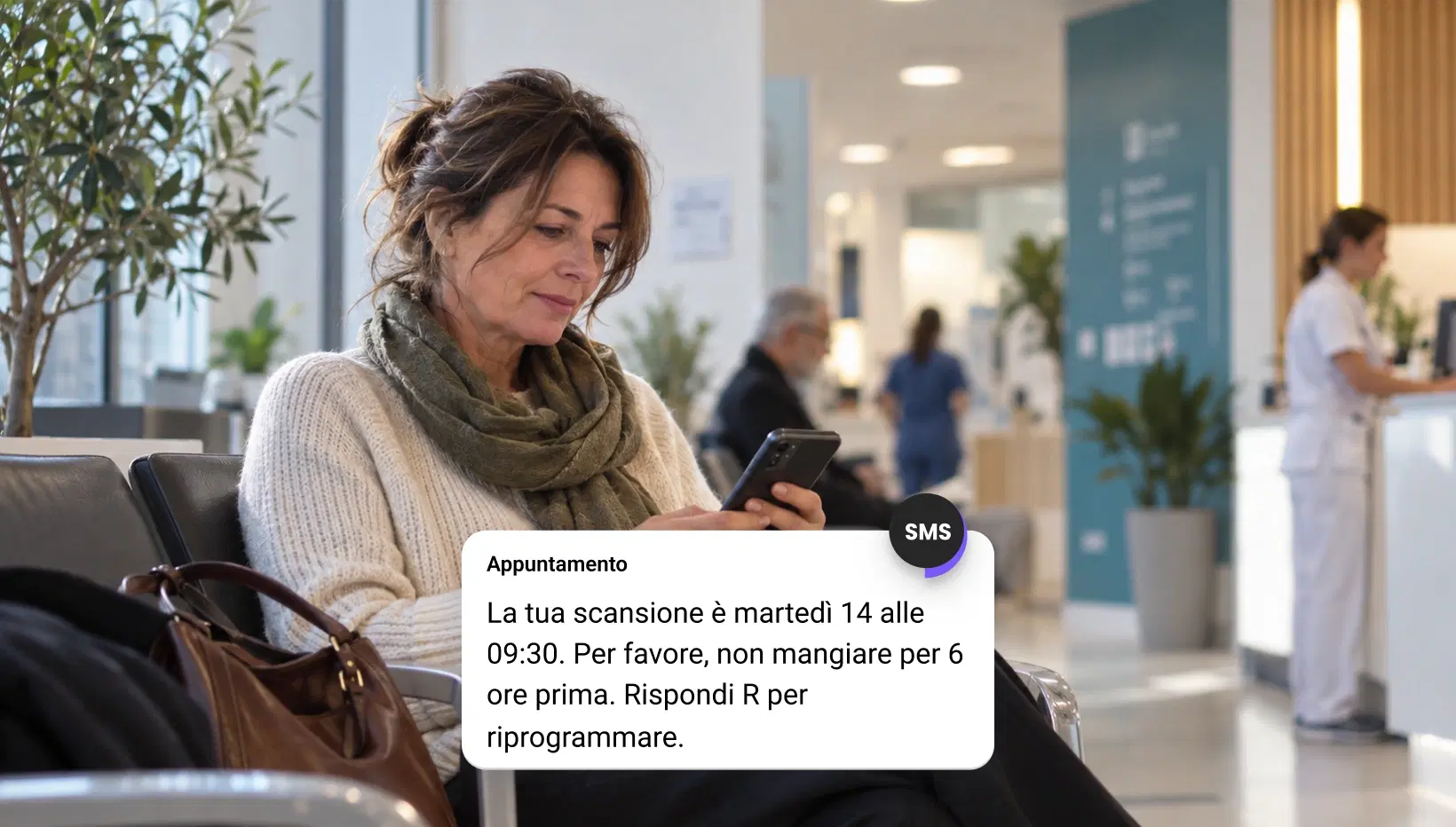 Receptionist di uno studio dentistico che risponde al messaggio di un paziente nella posta in arrivo