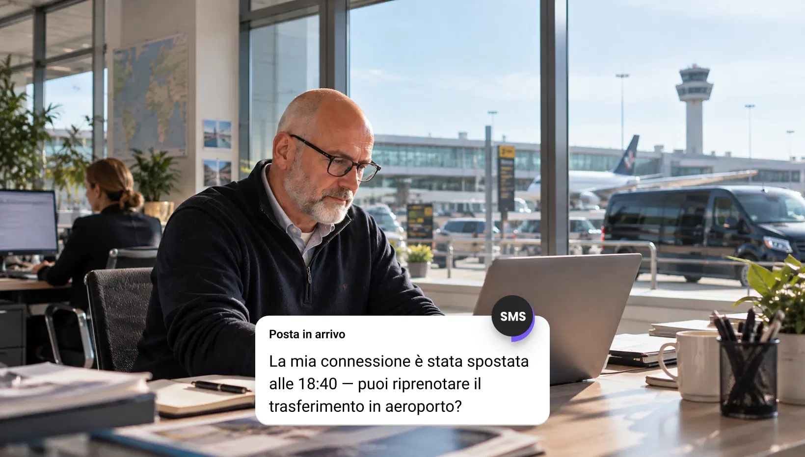 Corriere che consegna un pacco dopo un aggiornamento della consegna via SMS