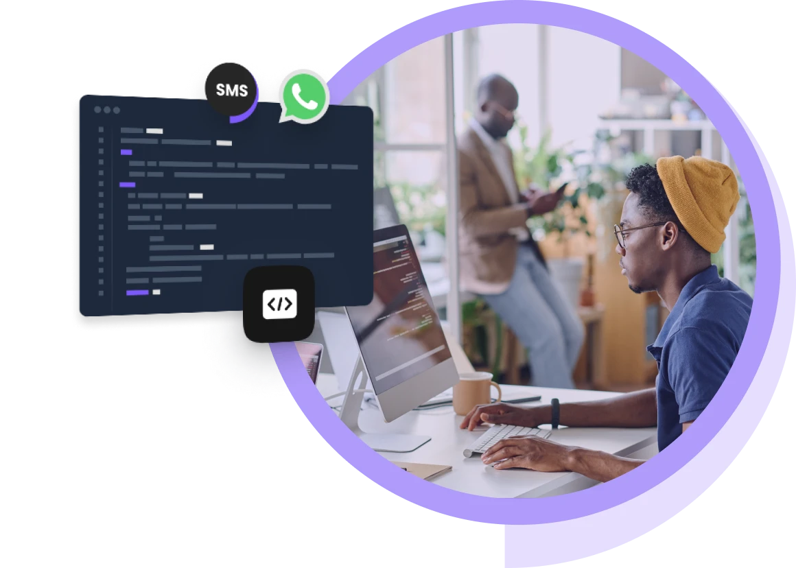 Sviluppatore in ufficio che lavora all'integrazione dell'API di messaggistica per WhatsApp e SMS