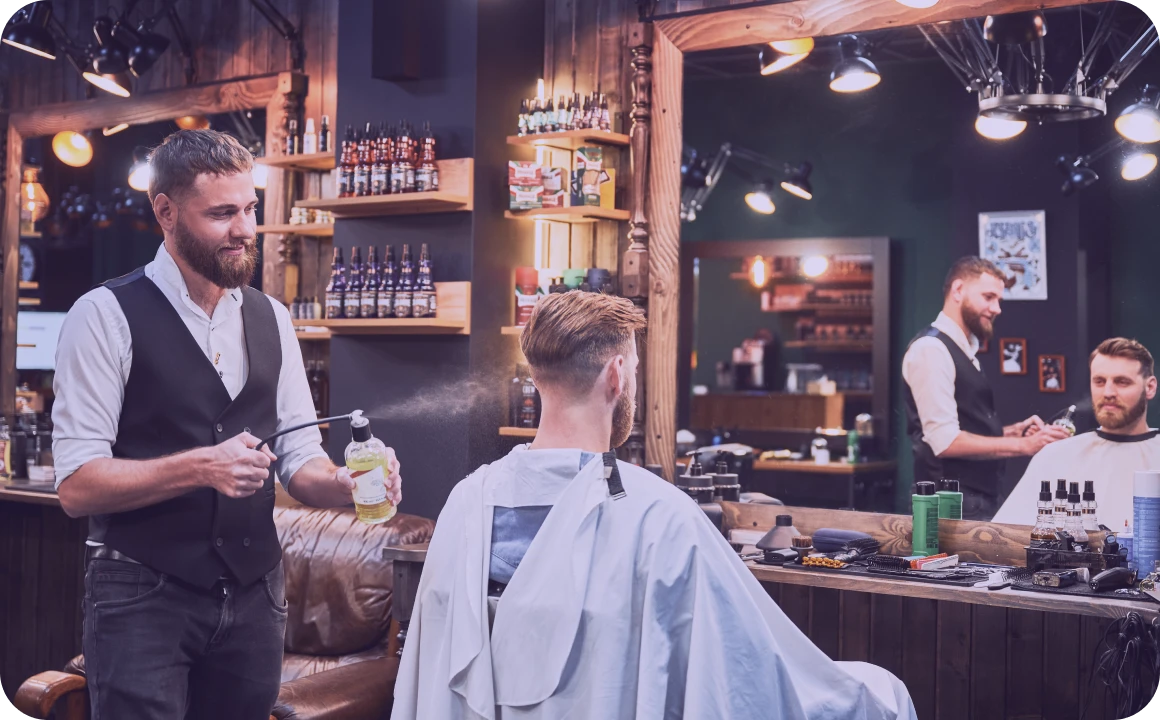 Cliente felice che si fa tagliare i capelli in un salone di bellezza
