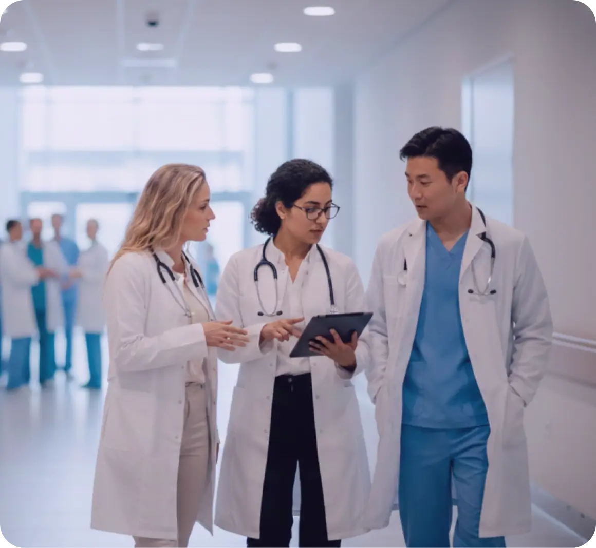 Medici in un ospedale che discutono insieme dell'assistenza ai pazienti e dei piani di lavoro.