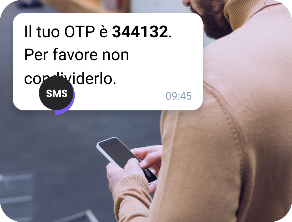 Uomo anziano nella neve che controlla la posizione del suo cellulare tramite messaggio aziendale WhatsApp