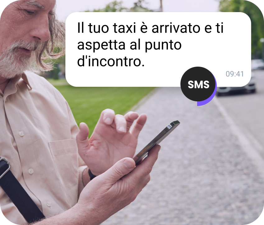 Ragazza con un berretto rosso che legge un messaggio aziendale di WhatsApp sul suo telefono