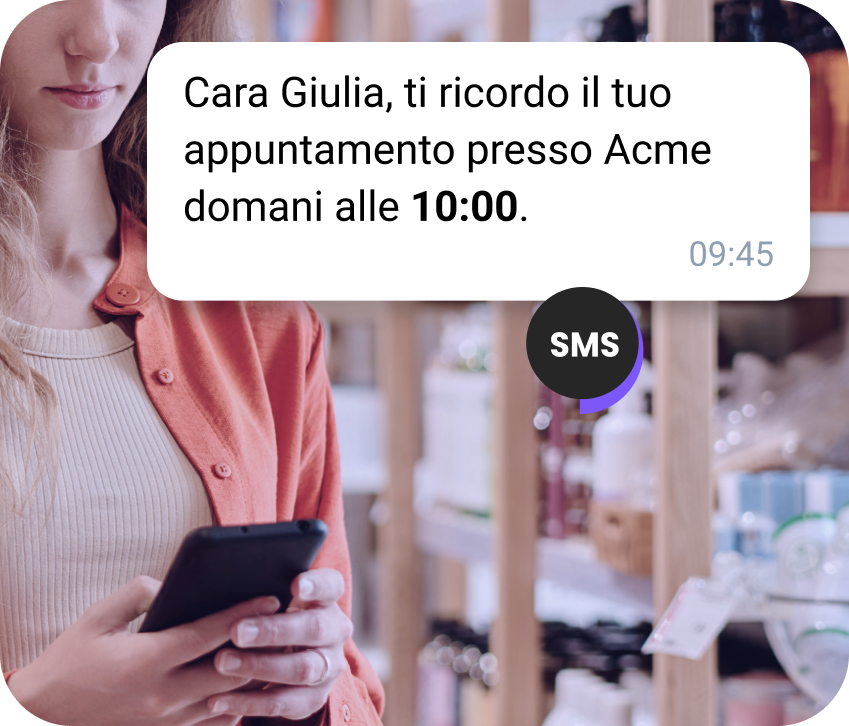 Ragazza con uno zaino alla stazione che controlla un SMS sul suo taxi in arrivo