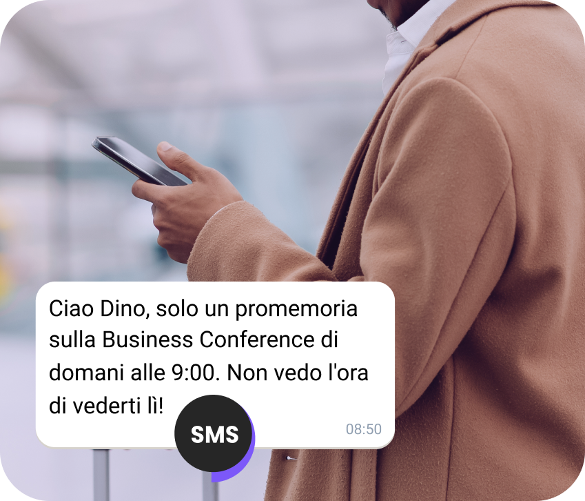 Uomo per strada che legge un promemoria di appuntamento via SMS