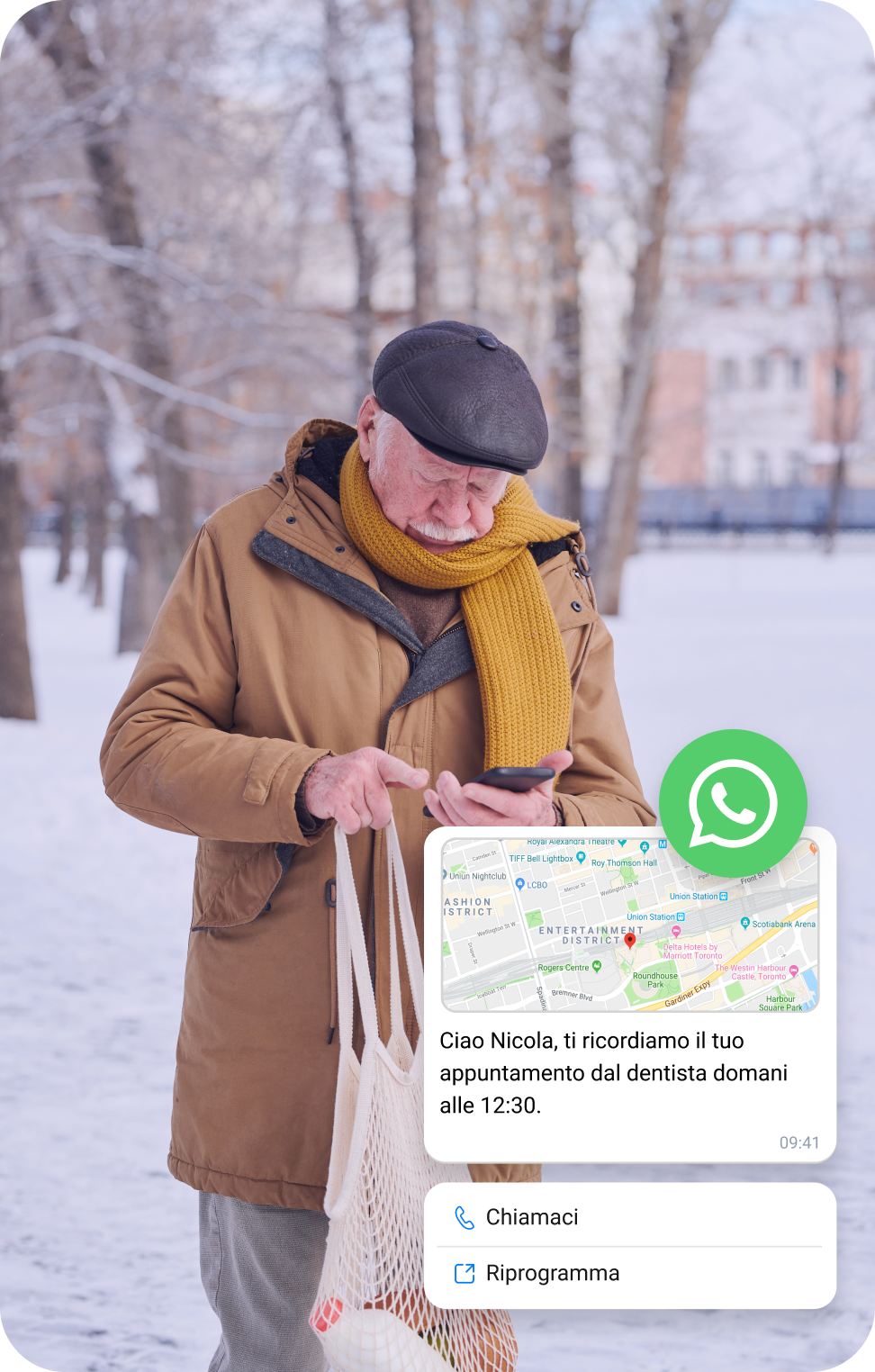 Uomo anziano nella neve che controlla la posizione del suo cellulare tramite messaggio aziendale WhatsApp