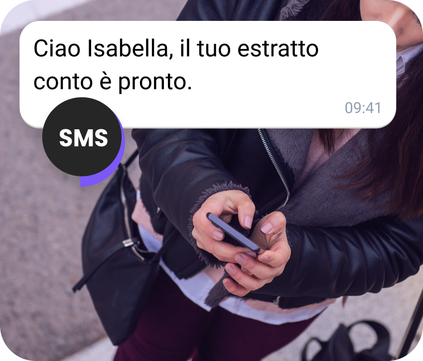 Ragazza per strada che riceve un estratto conto via SMS